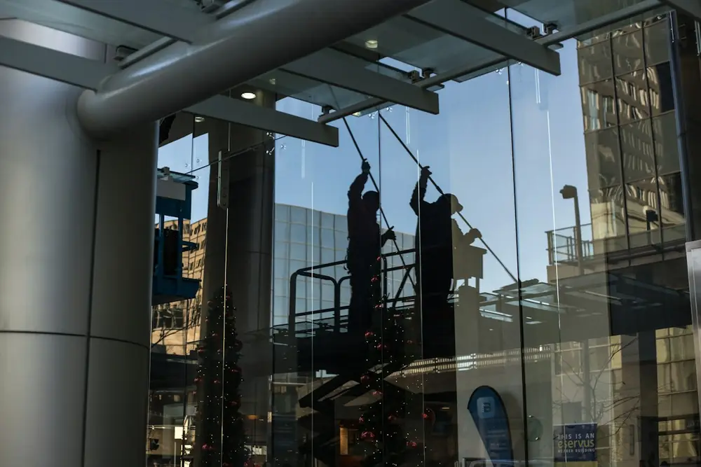 Reinigung einer großen Glasfassade